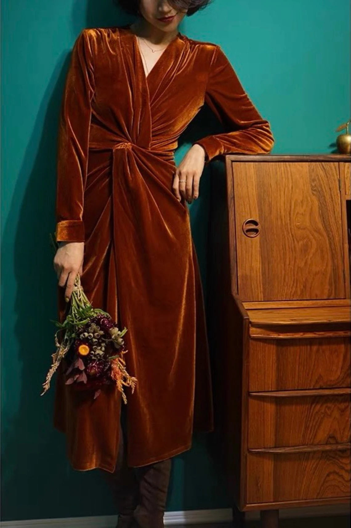 Vestido de noche de terciopelo para dama de honor, fiesta, graduación, invierno, escote en V, largo hasta la rodilla, mangas largas, plisado